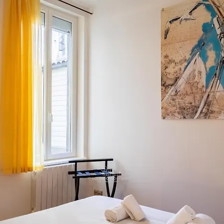 1ere Loge Vieux-port • Meuble Tourisme 4* & Clim Апартаменты *